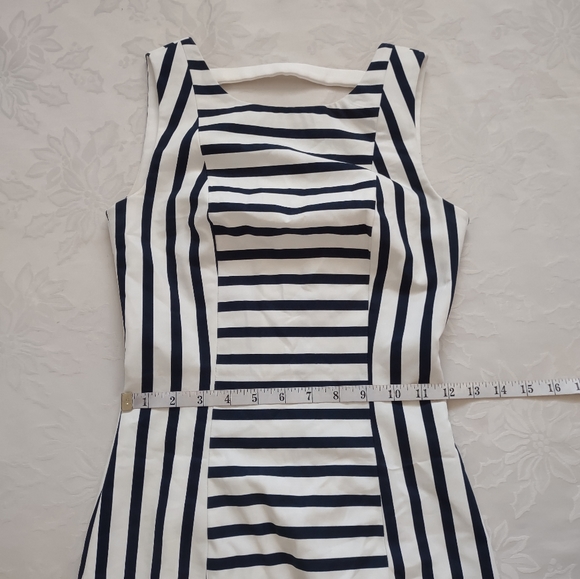 Striped bodycon form fitting exposed goldtone zipper - Picture 4 of 8